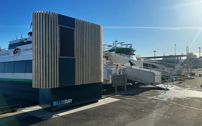 Charging station for electric vessels in Stavanger harbor. Charging station for electric vessels in Stavanger harbor.